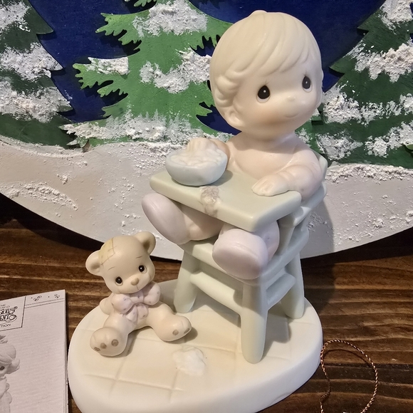 Precious Moments statue, #524077 "Baby's First Meal", 5 1/2" N/B 1990 - Picture 2 of 3